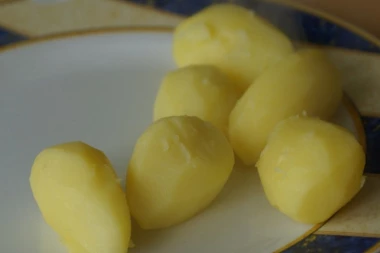 NE BACAJTE VODU U KOJOJ SE KUVAO KROMPIR: Čudo je za zdravlje, a ovako bi trebalo da je koristite