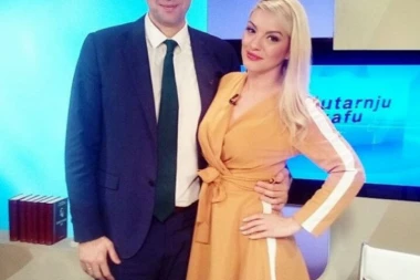 (FOTO) ONA IMA MOĆ DA RAZORUŽA SVAKOG POLITIČARA!