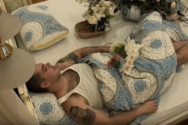 (VIDEO) ŽIVOG GA SAHRANILI: Evo šta su učesnici priredili Đusu na spavanju!