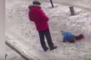 (UZNEMIRUJUĆI VIDEO)  DETE SE OKLIZNULO, A OTAC MONSTRUM JE URADIO OVO!