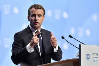 ODE MAKRON U GLUMCE: Francuski predsednik nastupa u predstavi "Peća i vuk"