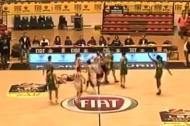 (VIDEO) STRAŠNE SCENE U ITALIJI: Hrvatsku košarkašicu oživljavali na terenu posle nokauta!