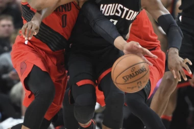 (VIDEO) TOP 10 NBA: KRIS POL NAMESTIO KIČMU PROTIVNIKU!