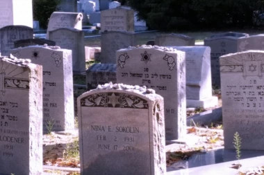 IZ DEVEDESETIH ODOSMO U ČETRDESETE: Maloletnici unakazili Jevrejsko groblje u Pančevu