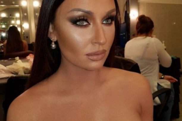 (VIDEO)  Katarina Živković bezobraznim snimkom raspalila maštu muškom polu: Uska haljina se jedva držala na bradavicama!