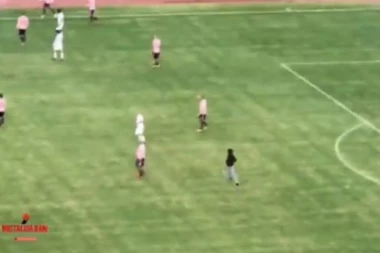 (VIDEO) LUDILO U ITALIJI: Navijač utrčao na teren pa ošamario igrača