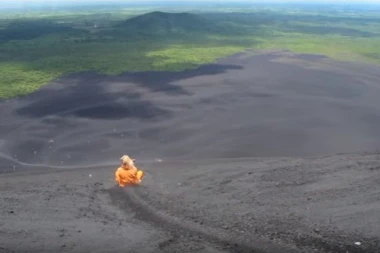 EKSTREMNA ZABAVA: Spuštanje niz padinu aktivnog vulkana!