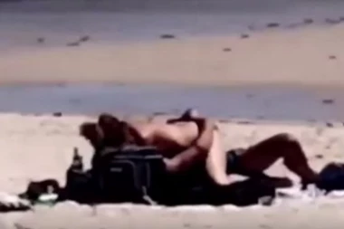 (VIDEO 18+) Ljudi ih snimaju, a oni ne prekidaju seks