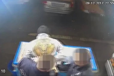POGLEDAJTE VIDEO! Uz pretnju nožem pokušao pljačku na Čukarici, policajci ga razoružali!
