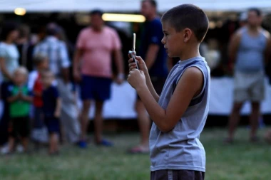 RODITELJI, NE DAJTE MOBILNI DETETU PRE 11. GODINE
