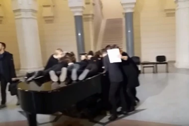 BOSANCI OBORILI GINISOV REKORD: Njih 20 sviralo jedan klavir!