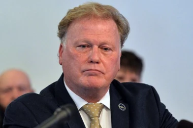 KONTROVERZNI SENATOR SE UBIO: Optužen za seksualno uznemiravanje!