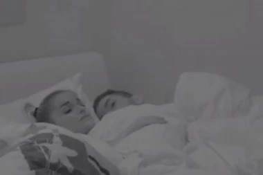 TEODORA I ANĐELO POD JORGANOM ČINILI ČUDA, A NJENA FACA SVE GOVORI!