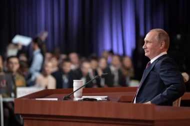 PROTIV UROKA? Neverovatan detalj - SVI SU ZURILI U PUTINA