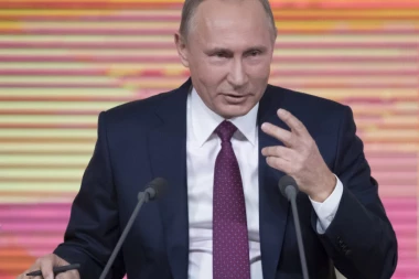 LAŽNI NOVINAR POSTAVLJAO PITANJA PUTINU, EVO KAKO JE REAGOVAO ŠEF KREMLJA