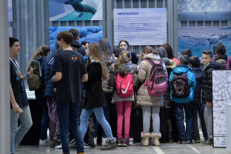 Kako je istakao, važno je da postoje festivali, ali i centri za promociju nauke, kojih je trenutno 13 u Srbiji, a tokom sledeće godine nova tri centra biće otvorena u Banatu, Centralnoj Srbiji i Beogradu.