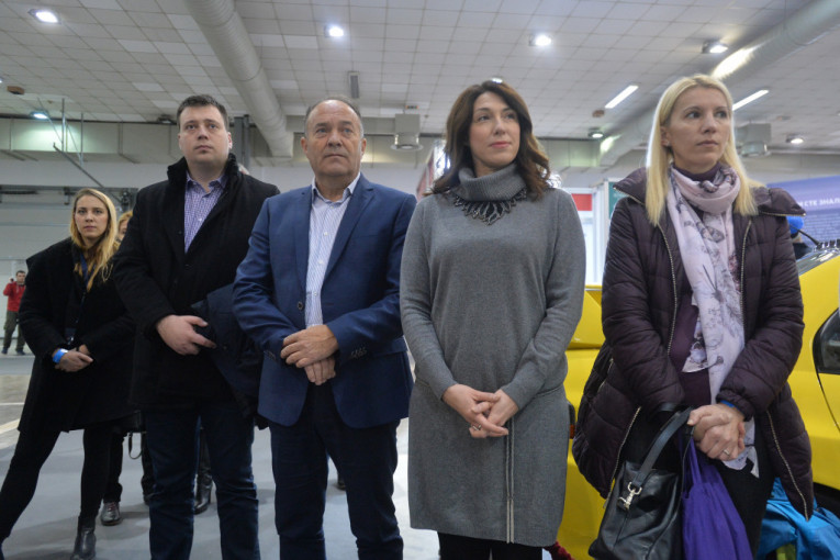 Ministar je ukazao da je novim budžetom izdvojeno 15,5 odsto više sredstava za nauku i obrazovanje, te da će u 2018. godini biti urađeno mnogo za obrazovni sistem - skoro sva deca počeće da rade vezbe iz prirodnih nauka, a počeće i digitalizacija obrazovnog sistema.