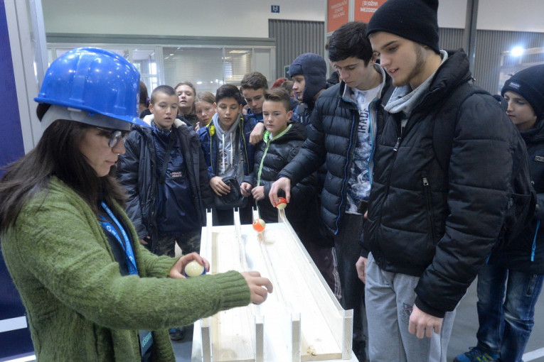 Jedanaesti Festival nauke, pod sloganom "Jedan na jedan", otvoren je danas na Beogradskom sajmu, a ministar prosvete Mladen Šarčević otvarajući Festival najavio je da će sledeće godine biti otvoreno još centara za promociju nauke gde će mladi sticati znanja, ali i prijateljstva iz celog sveta.
