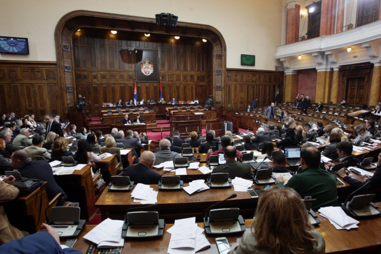 Leti perje u Skupštini: Gojkovićeva podelila opomene, opozicija najavljuje da će tokom noći ostati u parlamentu