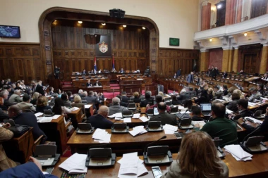 USVOJEN ZAKON O BUDŽETU: Veće plate i penzije!