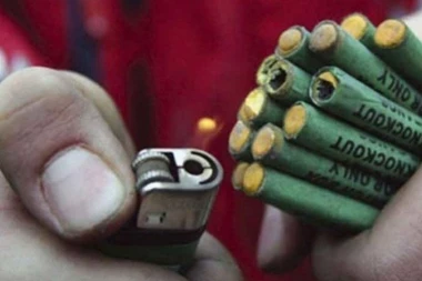 HOROR U KRAGUJEVCU! Muškarcu svežanj petardi EKSPLODIRAO U RUCI: Ostao BEZ PRSTIJU!