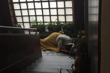 NAJTUŽNIJA SLIKA DANAS: Beskućnik spas od zime našao u hodniku zgrade