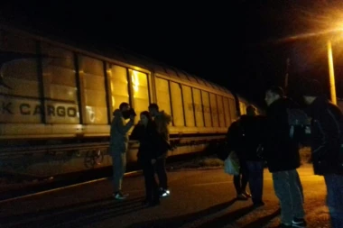 SREMČICA ODSEČENA OD SVETA: Kvar na lokomotivi teretnog voza, kolaps u saobraćaju