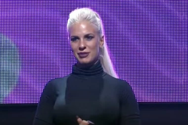 "IZVEDI ME": Devojka se uvredila, pa priznala na koje je PLASTIČNE OPERACIJE išla!