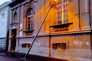 OPASNOST ZA NAJMLAĐE U CENTRU GRADA: Bandera ispred vrtića samo što ne padne!