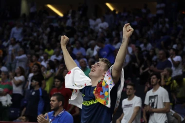 (VIDEO) Kad on igra košarku to postaje umetnost: KLAVER "POPASAO" PARKET NAKON DRIBLINGA DONČIĆA