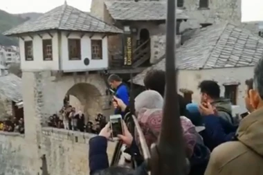 (VIDEO) RAJA ODUŠEVLJENA! Mladić skočio u Neretvu uprkos zimi!