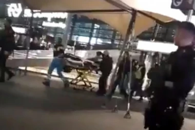 Savladan manijak koji je HTEO DA KOLJE policajce na aerodromu!