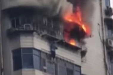 (VIDEO) Čovek visi sa 23. sprata, a vatra mu sve bliža