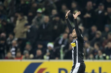 SIGURNA POBEDA BORUSIJE: Kostićev Hamburger poražen u Menhengladbahu