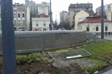 (FOTO) Zakucao se u fontanu na Slaviji, ISKLJUČILI JE ZBOG OŠTEĆENJA!