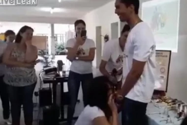 DA L' JE OVA REALNA? Profesorka pokazala na studentu kako se stavlja KONDOM BEZ RUKU!
