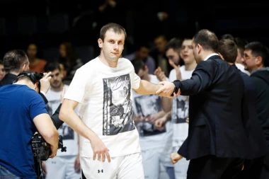(FOTO) Ni nakon 17 godina uspomena ne bledi: KOŠARKAŠI PARTIZANA OBELEŽILI GODIŠNJICU HARISOVE SMRTI!
