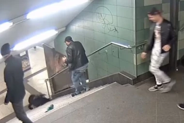 (VIDEO) Svetoslav šutnuo nepoznatu prolaznicu, sada ga u zatvoru OLEŠILI OD BATINA!