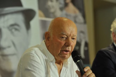 Poznati pitanjima rešetali legendarnog Den Tanu: Zvezda mi je ličila na Bolivud, zato sam se vratio u Holivud