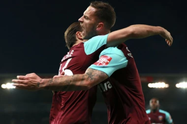 Mark Hjuz izvređao Arnautovića pri izlasku sa terena