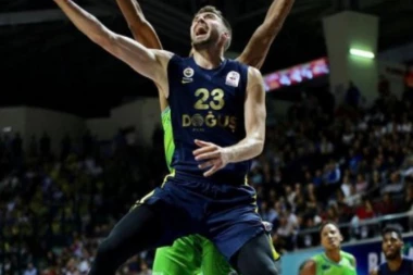 (VIDEO) Gudurić počistio parket, a onda i Bešiktaš