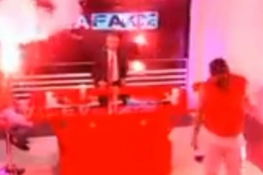 (VIDEO) Voditelj pitao navijače kako unose baklje na stadion, a njihov odgovor umalo zgradu da spali