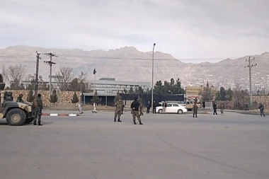 PUCNJAVE I EKSPLOZIJA: Naoružani napadači ZAUZELI ZGRADU!