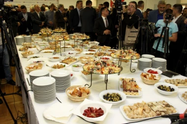 SLAVE U DOBA KORONE: U krugu porodice, sa manjim brojem gostiju, a OVO nikako ne bi trebalo da radite