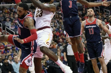 (VIDEO) Lebron Džejms patikama protiv Trampa!