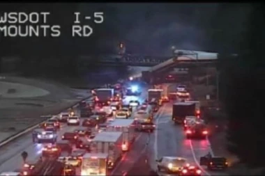 NESREĆA KOD SIJETLA Voz sleteo sa nadvožnjaka, ima žrtava