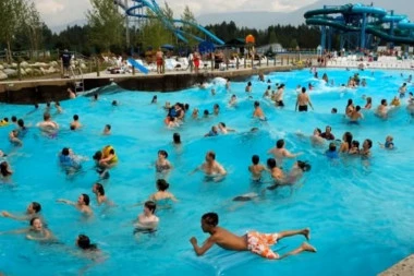 MALOLETNIK SVRŠIO U BAZEN, 16 DEVOJAKA ZATRUDNELO