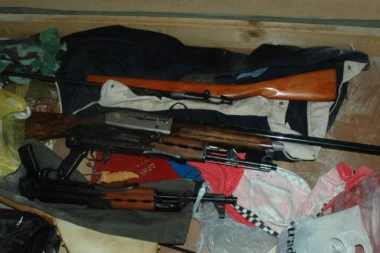 ŠOKOVI: Evo gde Crnogorci prodaju oružje i dogovaraju likvidacije!