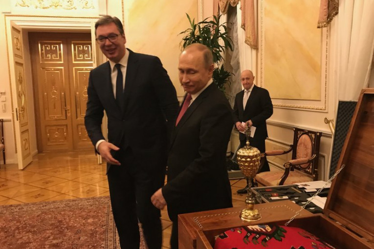 Vučić Putinu darivao ćilim, a ovaj mu se revanširao NEOBIČNIM POKLONOM!