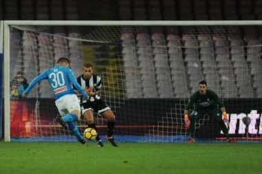 (VIDEO) MINIMALAN PORAZ UDINEZEA: Napoli u četvrtfinalu Kupa Italije